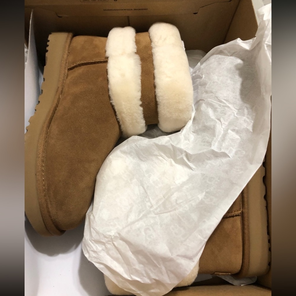 Women’s Ugg boots size 10 brand new in box..never worn paid  $210..